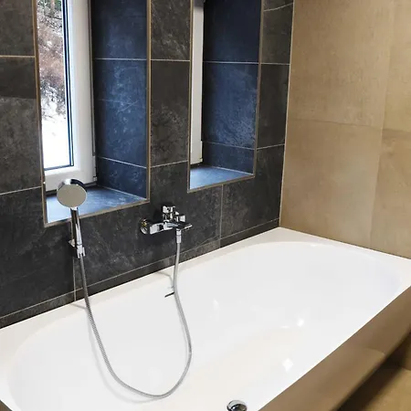 S Wellness A Wallboxem Villa *